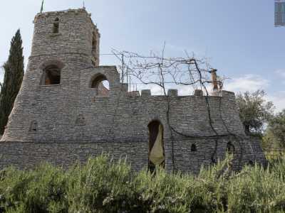 � la descrizione della �Torre degli Spiriti�: un�incredibile struttura in pietra...